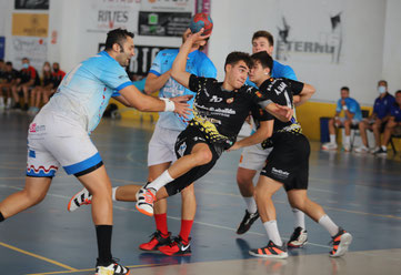 David Quiles lanzando entre la defensa del Sporting / Foto: Jordi del Puente