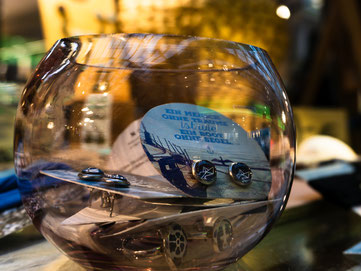 Glas Ohrstecker in einem Glasgefäß