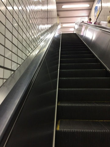 階段もありますが、意外と地上との距離があるので エスカレーターをおすすめします。