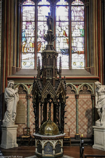 Bild: Taufstein mit Baldachin in der Cathédrale Sainte-Croix d´Orléans in Orléans
