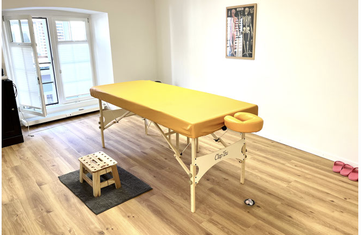 Ayurveda Praxis in St. Gallen mit Behandlungsraum und Massageliege