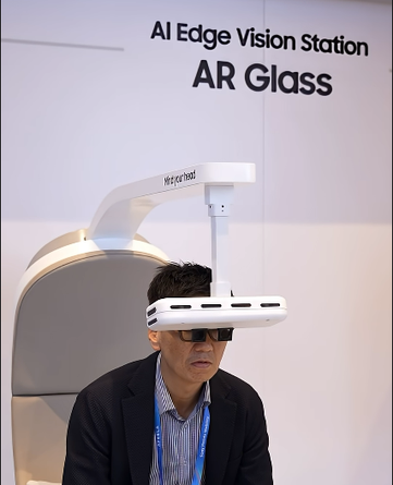 サムスンディスプレイがCES 2026で披露した1.4型RGB OLEDoSを搭載したARグラスのデモ機〈写真 サムスンディスプレイYouTubeキャプチャ〉
