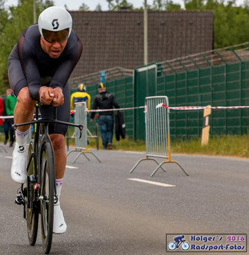 Der zweitplzierte Ex-Profi Lars Teutenberg in super aerodynamischer Position auf der Strecke und kurz vor dem Ziel des Cologne Classics Zeitfahrens.