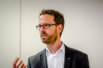 Dr. Frank Stehr erläutert die Erkrankung NCL