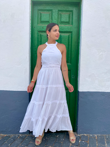 Mujer rubia con vestido largo blancocon cuello Halter