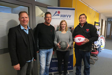 Von links Frank-Michael Mücke, Karsten Täger, Franziska Sonnenberg mit der Volleyballblase und Manfred Wille