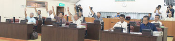 百条委員会の設置を賛成多数で可決した竹富町議会=12日夕、町議場