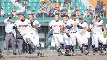 県大会優勝を決め、スタンドに向かって走り出す八重高の選手たち=11日午後、沖縄セルラースタジアム那覇