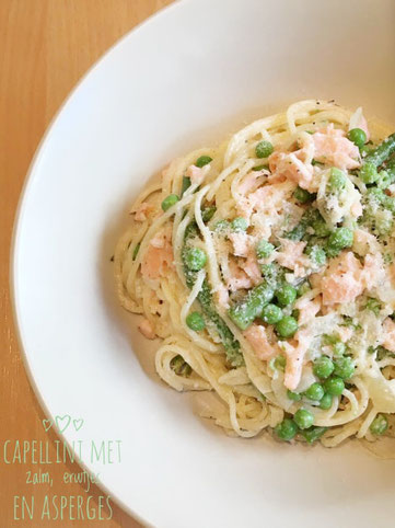 Romige pasta met gerookte zalm, erwtjes en asperges