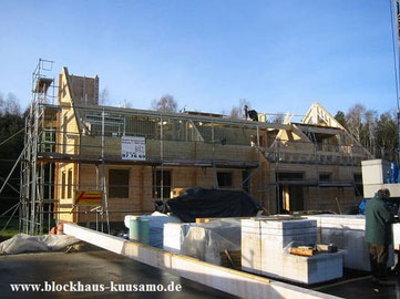 Auch beim Bau von Blockhäusern ist ein Gerüst unerlässlich - Blockhausbau - Wohnblockhaus - Neubau - Immobilie - - Aschaffenburg - München - Frankfurt - Bayern