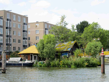 Das "Haus im Grünen und auf dem Wasser" ist die Antwort eines Amsterdamers auf die Verweigerung, ein Hausboot hinzulegen