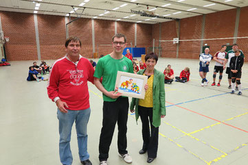 Der CVJM sagt DANKE: Jens Hermann (Mitte mit einem farbenfrohen Bild), Wolfsburgs Bürgermeisterin Bärbel Weist (rechts) und Manfred Wille