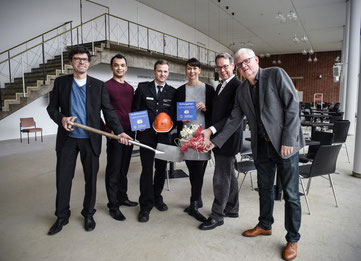 (v.li.n.re.) Johannes Dölger (Lions Club Mannheim Quadrate), Ilya Lapich (Internationales Opernstudio), Rouven Hübner (Stadtjugendfeuerwehrwart), Christine Senger (Rektorin der Kerschensteinerschule), Albrecht Puhlmann (Opernintendant des NTM) und Rainer 