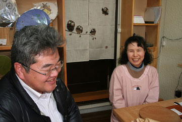 (Photo: Meeting with Ms. Mitsue Ohta, the Traditional Craftsman, of ‘Uchiwa no Ohta-ya’, which is one of the collaboration partners.