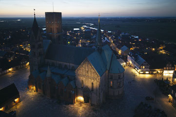 Der Dom in Ribe von Südosten aus gesehen im Frühjahr 2026 mit Testbeleuchtung am Querhausgiebel, Ritterspitze und einer Lichtquelle am Bürgerturm. Foto: Esbjerg Kommune/Jens K. Jørgensen