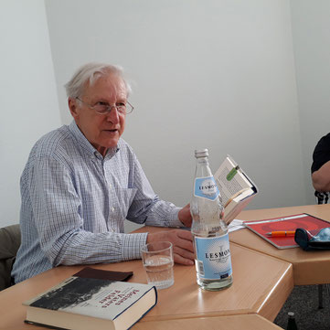 Hans-Jürgen Schmelzer liest aus "Meines Vaters Felder". Foto: Detlef Welker