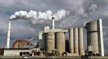Symbolbild: Die Zementwerke verpesten die Luft mit Millionen Tonnen Schadstoffen und Treibhausgasen. Credits: picture alliance / Caro 