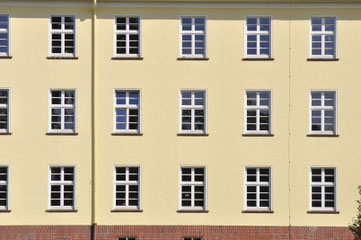 Hauswand mit vielen Fenstern, Foto:MiO Made in Oldenburg®, www.MiOfoto.de