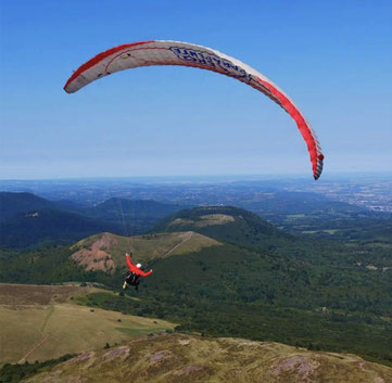 parapentiste décollant du Pic d'Ysso dans le Puy-de-Dôme