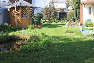 westlicher Garten mit Teich und Pavillon