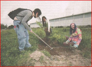 Marie-Anna Kanor, Nahoko Kamiyama och Katie Macoy gillar det finländska trädgårdsarbetet.
