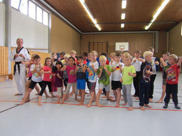 Trainer Peter Johanns (links) mit den Kindern der Lambertischule in Dolberg