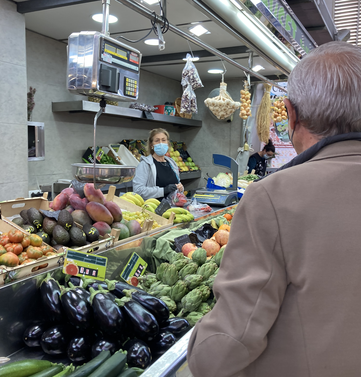 Ballester hablando con comerciantes del Mercat Central de Valencia