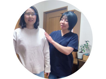 頭痛の女性が頭痛を治すためのアドバイスを受けている様子（犬山わらべ整体院）
