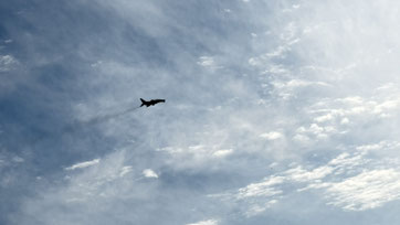 吉田公園から飛行機が見えたので急いで撮影しました☺