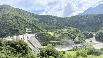 接阻峡のダム