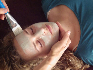 Application au pinceau d'un masque de beaué sur le visage