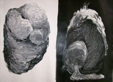 Een tweeledig schilderij, links met een witte achtrond, rechts met een zwarte achtergrond.  Links is een grijstinten een soort in elkaar gedoken pop ontstaan, rechts een vogel met enorme sterke poten, en de kop tussen de vleugels gestoken.