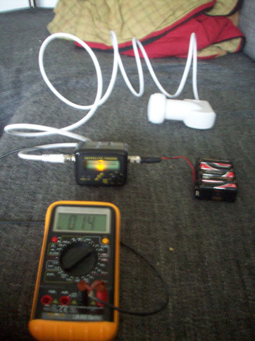 An den Satfinder angelötetes abgeschirmtes Kabel über Bananenstecker zu einem USB - Multimeter an den PC. Stromversorgung für LNC > 12V Autobatterie mit Stromwandler auf 9V.