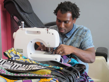 Freddy en train de faire des retouches pour satisfaire les clientes.
