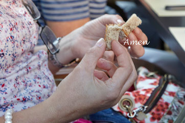 Maria verteilt das Brot, Wein hatten schon alle...