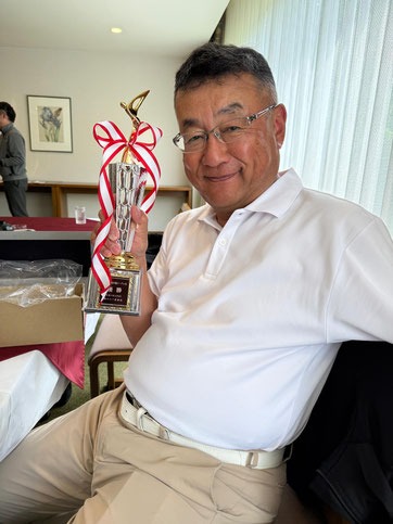 竹原正年さん（トロフィーを持っている写真）