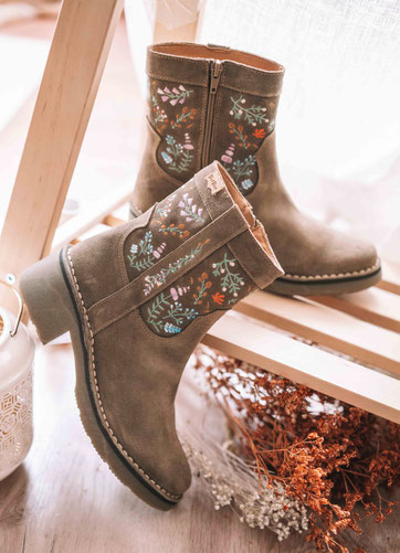 Hellbraune Wildledersiefel mit Gummisohle und bunter Blumenstickerei am Schaft