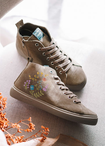 Hellbraune Sneaker mit höherem Schaft, Schnürung und bunter Blumenstickerei an der Außenseite