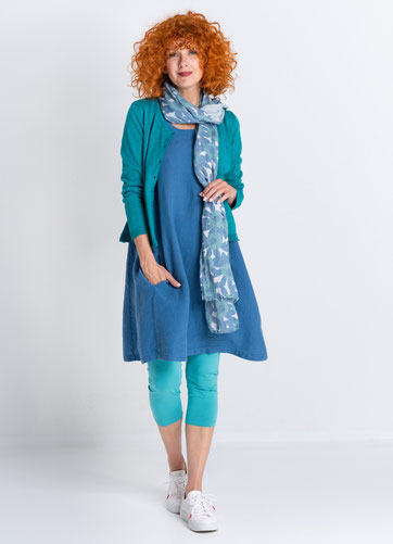 Frau mit Leinenschal Valina in blau gemustert.
