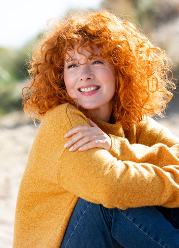 Model in gelbem Pullover aus der Kollektion melliert