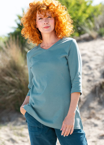 Model in T-Shirt mit V-Ausschnitt aus der Pre Cotton Kollektion in der Farbe smaragd