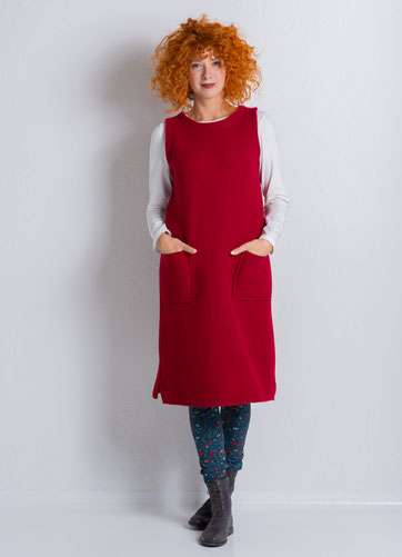Ärmeloses Kleid aus Walk in der Farbe granat, darunter ein Basicshirt mit langem Arm in ecru.
