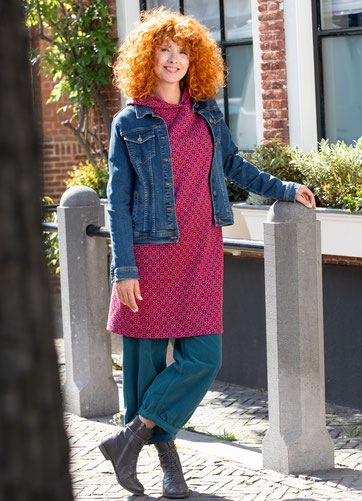 Sweatshirt-Kleid mit Kapuze aus der Kollektion Agneta in der Farbe anemone, kombiniert mit Jeansjacke und Cordhose.