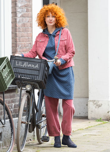 Super Kombi - coole Cordjacke im Jeasnjackenstyle in der Farbe mauve, passend dazu eine Cordpumphose und eine jeansblaue Tunika. 