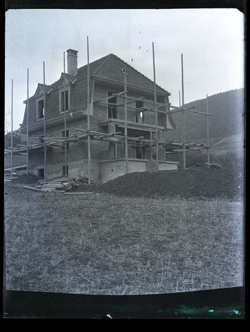 «Die Villa»: Das Wohnhaus, in dem später Lehrer Arthur Hort wohnte, im Rohbau. Rothenfluhstr. 2 (ab Glas-Negativ von Schreiner August Studer, 1928)