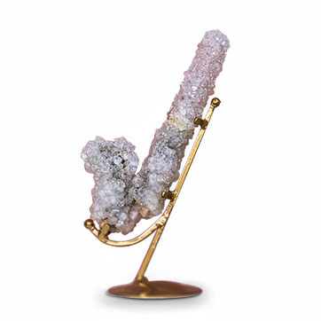 Apohyllit-Stalaktit in Form eines Saxophons auf Metallstand.