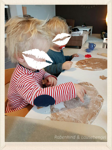 Beim gemeinsamen Nikolausbacken stechen unsere beiden Jungs die zuckerfreien Plätzchen aus und verzieren diese. Mit 'klick' auf das Bild geht es zum Rezept.