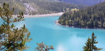 Le lac d'Oeschinen, dans les Alpes Suisses