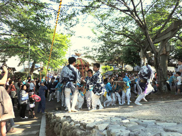 大阪茨木阿為神社例祭。大念寺門前にて