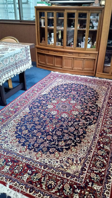TABRIZ  wool&silk 縦糸silk 超有名NEZAM工房　TABRIZ産地の中でも最高級ﾗｲﾝ70Raj絨毯　誰もがESFAHAN産地の有名工房絨毯と見間違える程のデザインとクオリティのレアな商品です。お部屋が更にグレードアップされてお喜び頂けました。